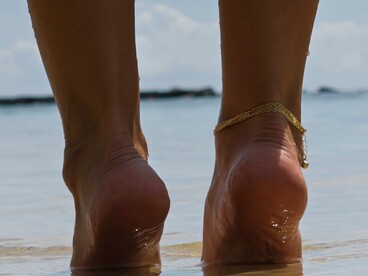 Le mule backless in pelle o suede dominano la stagione PE26, perfette per un look elegante ma comodo, dal jeans all’abito fluido