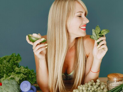 Um dos maiores equívocos sobre biohacking é a ideia de que ele é necessariamente caro ou inacessível. Na verdade, muitas práticas de biohacking são simples e econômicas, como ajustar a qualidade do sono, melhorar a alimentação, hidratação e realizar exercícios de respiração e meditação. O que diferencia o biohacking é a intenção consciente de usar dados reais do próprio corpo para guiar mudanças, sempre buscando melhorar o funcionamento e o desempenho






