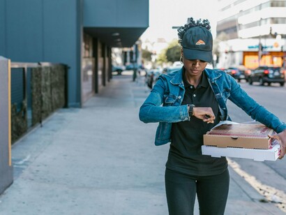 Recentemente, saíram várias notícias sobre a classe de motoristas de apps exigindo melhores condições de trabalho. Eu já vi isso acontecer antes, se chamavam sindicalistas. Eles faziam um negócio chamado greve. Eles negociavam em massa com o patrão. Só que, como se aperta o pescoço do parceiro? Parceiro esse que depende da infraestrutura