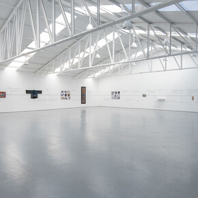 Chant Avedissian, Go east, young man, vista de exhibición. Cortesía de la Galería Sabrina Amrani 