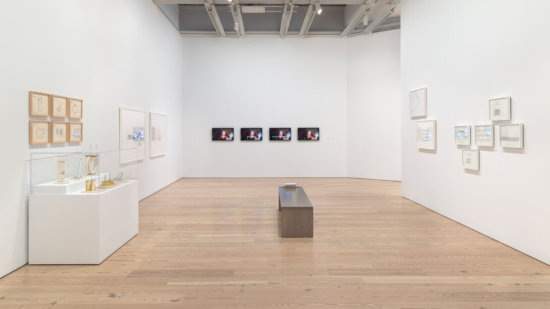 Christine Sun Kim, Todo el día, toda la noche, vista de exhibición. Cortesía del Whitney Museum of American Art