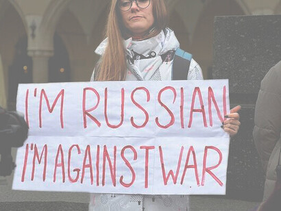 Proteste della diaspora russa contro la guerra in Ucraina a Krakow, Polonia. Protestare diventa un atto personale, prima ancora che politico