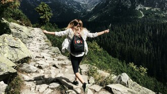 Mulher aproveita sua viagem. Alguns amam viajar, enquanto outros se pudessem nem sairiam de casa. Descobertas ressentes indicam que o desejo constante por viagens, pode estar cravado dentro de nós, é isso mesmo, trata-se de uma predisposição genética. E o autor desse empurrãozinho para sairmos do lugar é o famoso gene DRD4-7D, sim ele mesmo. Desde os primórdios sempre soubemos que alguns estão mais dispostos a viajar do que outros, mas se tem algo que fica extremamente claro para mim, é que nós não fomos feitos para estar parados nem mesmo quando achamos que estamos. Nós estamos sempre nos movendo, pelas mais diferentes razões