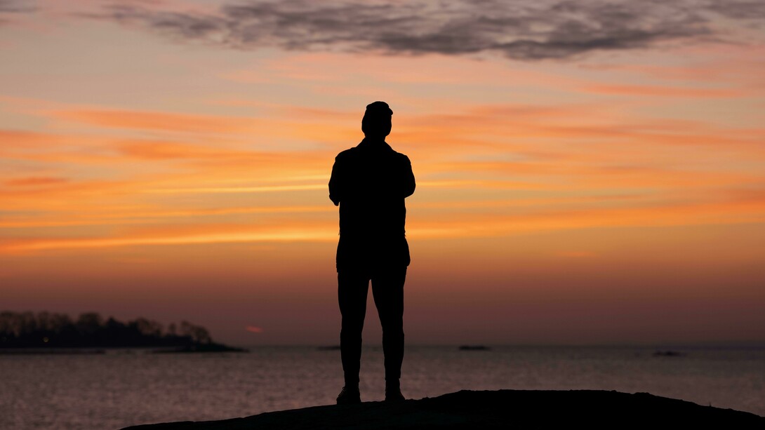 É claro que não desisti da vida nem de alguns sonhos, é que agora, mais maduro e sem ter pressa de chegar, entendi que é preciso manter o que já foi conquistado e conquistar o que ainda falta, pois falta muito ainda e já não sou mais um menino que pode ficar sonhando com absurdos, ou trocando de sonhos como quem troca de roupas, uma questão de consciência