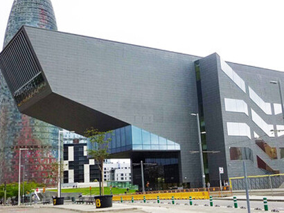 En el 2001 se convocó un concurso arquitectónico para la construcción de la nueva sede museística, que se implantaría en  la plaza de las *Glòries Catalanes*, en ese momento en plena transformación urbanística para adquirir la nueva centralidad deseada. El ganador del concurso fue el prestigioso equipo de arquitectos encabezado por Josep Maria Martorell, Oriol Bohigas y David Mackay.  Barcelona, España