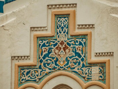 Recordo claramente, quando nos anos 1970 lá no Santo Antônio daquela ilha ao sul, as elites optavam por ter casas de praia e veraneio, nas praias distantes dentro da mesma ilha mas não, nenhuma em Santo Antônio de Lisboa, a original. Sequer sabiam que o nome das cidades portuguesas também são longos, precedidos pelo nome de seus padroeiros: São João do Porto, São Sebastião do Rio de Janeiro e, a tal ilha que era a Nossa Senhora do Desterro



