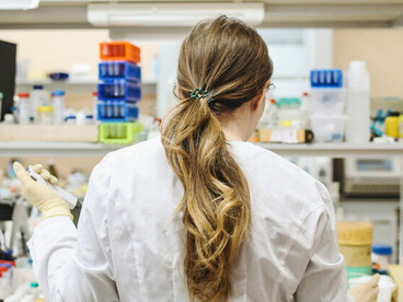 La captación de donantes se apoya en recorridas domiciliarias, regalos simbólicos y un discurso sanitario que rara vez explica el destino económico del material recolectado