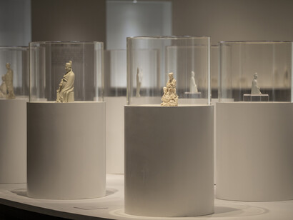 White and all China dehua ceramics exhibition, exhibition view. Courtesy of Tsinghua University Art Museum
