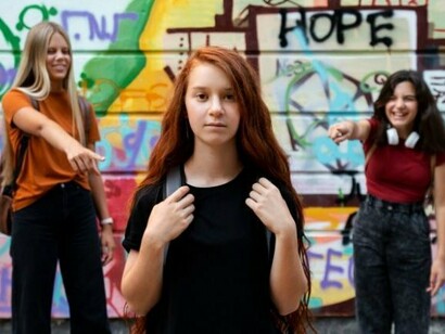 Menina sofre bullying.  Violências diversas envolvem estudantes e educadores. Bullying e cyberbullying se entrelaçam e perpassam diferentes grupos estudantis. No entanto, neste artigo, quero abordar a agressão social, uma forma de violência que, velada, vem perpassando a vida escolar e social de diversas gerações, sendo, às vezes, normalizada