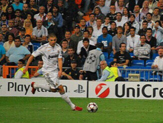 Karim Benzema, vainqueur du Ballon d'Or en 2022, avec le ballon lors d'un match de Ligue des champions entre le Real Madrid et l'Olympique de Marseille en 2009