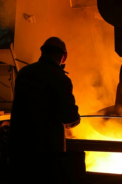 Já a riqueza financeirizada é, em sua essência, um número. É um valor atribuído a uma cotação na bolsa de valores, a uma posição financeira ou a um título de crédito. Ela é fluida, volátil e, muitas vezes, desconectada da produção real