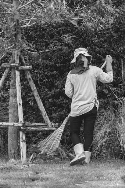 El primer cuerpo la recibe sin saberlo.  
Es una mujer que barre el patio de tierra al amanecer
