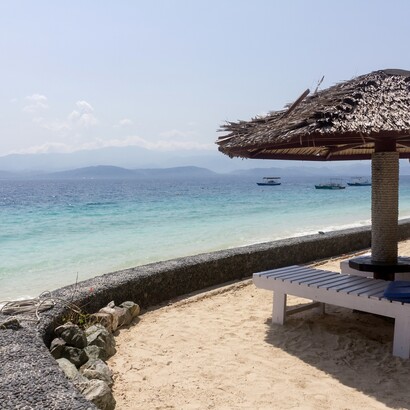 Alcune comunità delle isole Togian sono abitate dai Bajau, noti come "nomadi del mare", che vivono in armonia con l’oceano. Tanjungkarang Beach, Central Sulawesi, Indonesia