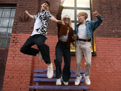 Nosotros éramos quienes éramos y nada más. Pero, como podemos apreciar, los tiempos han cambiado rápidamente y las relaciones interpersonales nacen de un vacío, que hay que llenar con mensajes, comentarios y fotografías. Jóvenes en los años 60