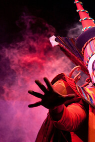 Letrista durante una de las presentaciones de la murga Agarrate Catalina. El letrista es el encargado de hacer los “guiones” y es allí donde recide la belleza de las murgas, parte esencial del carnaval uruguayo