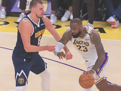 Serbian star Nikola Jokic (left) aims to win his second NBA title - here in a duel against NBA superstar LeBron James