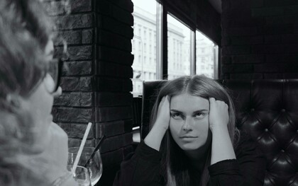 Alguém numa viagem especial dispara “Sonhando alto!”. Poderia descrever o que te impressionou no local, a paisagem, as pessoas, a cultura, um detalhe específico do lugar, uma planta, um edifício, uma história, o porquê de estar se sentindo feliz naquele local, mas prefere “sintetizar” no “Sonhando alto”. Seria realmente a melhor expressão? A pessoa teve dinheiro ou utilizou o seu crédito para realizar aquela viagem. Está desfrutando o que é possível desfrutar, por que seria “sonhar alto”? Sonhar alto não seria ganhar na Mega Sena? Namorar a Gisele Bündchen ou o Brad Pitt? Ou qualquer outra coisa bem difícil (quase impossível) de materializar? Para que banalizar o “sonhando alto”?