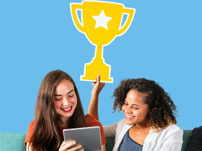 Due donne con l'icona di un trofeo