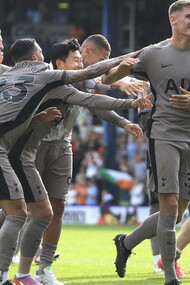Jogadores do time Tottenham em partida de futebol