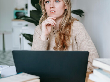 Cuestionar cada detalle del universo creado evita que la historia avance sobre un vacío elegante pero inconsistente