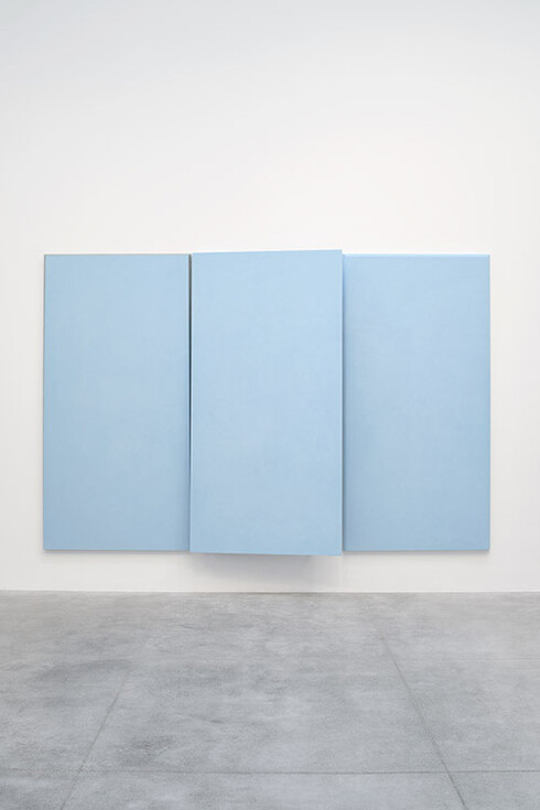 Converging trajectories: Ettore Spalletti meets Gino De Dominicis and Franz West, veduta della mostra. Cortesia di Vistamare