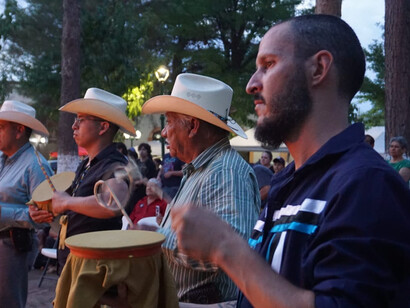 Cantos y danzas sociales, Casas Grandes, Chihuahua, México. Fotografía: Facebook Nación N'dee/N'nee/Ndé