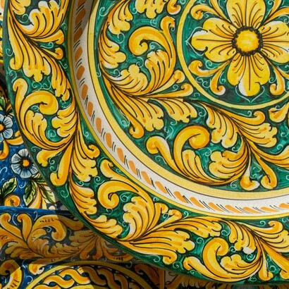 Le botteghe artigiane di Vietri sul Mare attirano visitatori da tutto il mondo, desiderosi di acquistare pezzi autentici e di osservare i maestri al lavoro