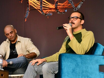 Roda de Conversa André Dahmer e Alexandra Moraes, 2012. No campo das artes gráficas e colecionáveis, Dahmer vem ampliando suas frentes. Ele firmou parceria com a editora LTDA., especializada em gravuras em séries limitadas, para levar seu trabalho além dos livros e das tiras, num formato em que arte, crítica e colecionismo convergem



