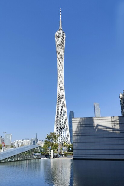 The Canton Tower is situated at the intersection of the Guangzhou New City Central Axis and the Pearl River