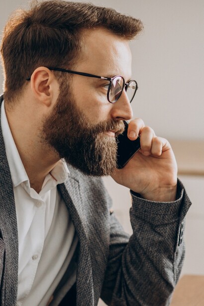 Pianificare il futuro. Con il ricavato della vendita della start-up, nasce un progetto di investimento in giacimenti e una flotta navale, coinvolgendo parenti con competenze specifiche  
