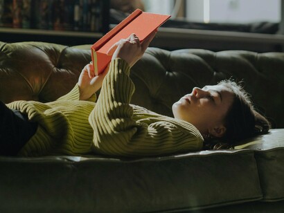 E vinha-me também à memória a mãe desse amigo: deitada no sofá, óculos na ponta do nariz, pernas estendidas displicentemente, a ler um romance folhetinesco, sempre pronta a largar tudo para acudir a qualquer chamado dos filhos