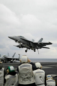 Avión aterrizando en el USS Carl Vinson,el portaviones movilizado por Trump en la crisis de Corea