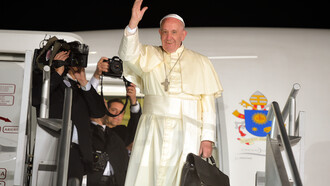 Papa Francisco em 2016. Nesse contexto polarizado, a morte do Papa Francisco deixou um receio de retrocessos. A eleição de um Papa norte-americano despertou curiosidade e, para muitos, o temor de alinhamento com Donald Trump e tudo que ele representa. Mas, na medida em que sua biografia e seus pensamentos foram sendo divulgados, a esperança renasceu. O norte-americano é também um cidadão peruano e viveu na América Latina, entre os mais necessitados, grande parte de sua vida missionária. Em seu primeiro discurso como Papa não utilizou sua língua materna e sim o Espanhol