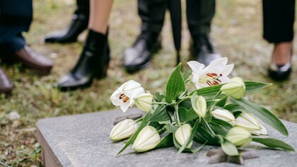 Fui a poucos funerais. Dizer que não gosto de funerais soa quase redundante, pois ninguém gosta. Mas até agora, tive a sorte de ter perdido poucas pessoas próximas. Ainda assim, é sempre um momento estranho. O ambiente torna-se pesado, o ar fica denso e ninguém parece saber bem como estar ou o que dizer. Cresci habituado a ver funerais em filmes de Hollywood: a atmosfera dramática, as lágrimas medidas, o convívio posterior na casa do familiar, as mesas cheias de comida e as memórias partilhadas. Por cá é diferente. Aqui há o velório, esse último adeus silencioso, antes do funeral propriamente dito. Menos encenação, mais peso