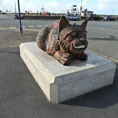 El gato aparece en nuestra mente para guiarnos, para darnos comentarios llenos de lógica y paradojas. Simon Hedger. Escultura del Gato de Cheshire en Llandudno, un importante balneario de Gales, R. U.