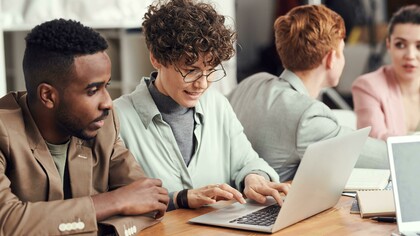 A auditoria cumpre um papel essencial na garantia da imparcialidade das demonstrações financeiras e na prevenção de fraudes corporativas. No contexto moçambicano, no entanto, a efetividade da auditoria tem sido seriamente comprometida por fragilidades institucionais, défices na governança corporativa e a ocorrência de escândalos financeiros de grande impacto, como os casos das chamadas "dívidas ocultas" revelados em 2016. Este artigo analisa criticamente a eficácia da auditoria como mecanismo de prevenção de fraudes em empresas moçambicanas, com foco nos desafios estruturais do sistema de auditoria, na qualidade da governança corporativa e na lição aprendida com escândalos recentes. Através de uma revisão metódica da literatura, pesquisa de relatórios de auditoria, documentos governamentais e estudos de caso, o artigo demonstra que, apesar do quadro legal existente, a independência dos auditores, a capacidade regulatória e a transparência contábil permanecem seriamente comprometidas