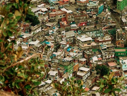Favela da Rocinha, Rio de Janeiro, Brasil. Há um programa do programa para resolver o problema de moradias das pessoas mais carentes denominado Minha Casa Minha Vida, muito bem apelidado de Minha Casa Minha Dívida