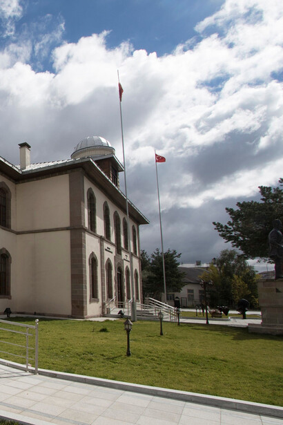 The building is famous because it hosted the Erzurum Congress during the Turkish War of Independence in 1919