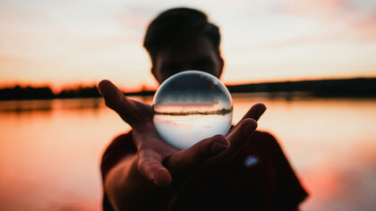 En medio de una simple reunión humana, a veces la consciencia se abre y revela que detrás de nuestras diferencias late una misma y misteriosa Existencia