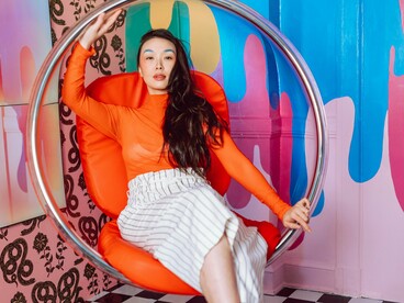 A interseccionalidade nos ensina que vulnerabilidades se sobrepõem. Ser mulher já é estar em risco. Ser mulher preta, mais ainda. Ser mulher preta, lésbica, mãe solo, é carregar múltiplas camadas de exclusão. E mesmo assim, há realidades que permanecem invisíveis. A minha expectativa de vida, por exemplo, ainda é maior do que a de uma mulher trans. Ainda consigo discutir aposentadoria, carreira, maternidade. Mas e quem não chega aos 35 anos? Quem não tem tempo para planejar o futuro?