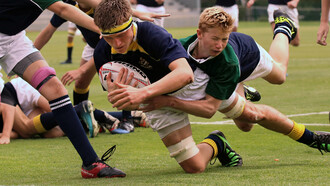 Der Schwarm ist rastlos und orientierungslos zugleich. Er bewegt sich, doch er kommt nirgends an