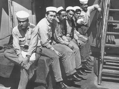 Navegabdo en el transbordador Meteoro a la isla Quiriquina, ubicada en la entrada de la bahía de Concepción, 11 Km al norte de Talcahuano, fue usada como campo de concentración y tortura para prisioneros políticos de Concepción y de la región del Bio-Bio
