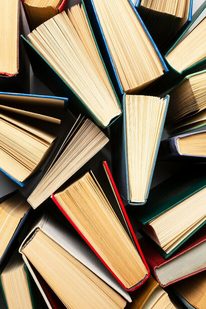 Los laberintos literarios exploran caminos complejos y múltiples, abriendo senderos que invitan a la reflexión profunda