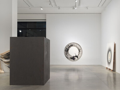 Takesada Matsutani, Shifting boundaries, exhibition view. Courtesy of Hauser & Wirth Gallery