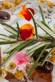 Cocktail Botanico: vodka, dry tonic, caffè, cannella, scorza d'arancia, semi di papavero blu, fiori di camomilla, rosmarino. Ph Stefano Mileto