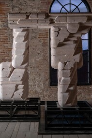 "Anti-Ruin" è un esperimento architettonico in più fasi ispirato agli scritti di Nassim Nicholas Taleb sulla casualità e il disordine. Cerca di invertire le fragilità intrinseche dell'ambiente costruito abbracciando l'entropia, l'adattamento e la riconfigurazione continua attraverso un sistema combinatorio di blocchi aggregati, simili a molecole. Ph Lloyd Lee