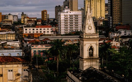 A cidade de Belém, no estado do Pará, já vinha sendo criticada pela falta de estrutura para abrigar um evento deste tamanho. Entretanto, sabemos que grandes eventos costumam promover transformações por onde passam. Aqui no Brasil, parte dessas mudanças positivas é suprimida por conta de escândalos de corrupção, desvios de dinheiro público e de diversos lobbies