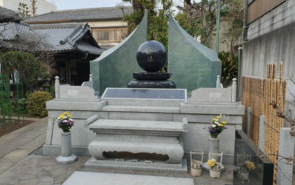 Tumba en un centro religioso en Takanawa, Minato, Japón