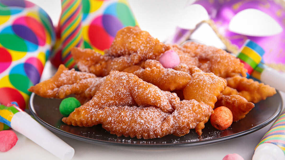 As Filhós, estão para a folia da mesma forma que o Cavaco (ou Cavaquinho), e é claro que eu me refiro aqui ao doce, e não ao instrumento musical; o Cavaco que tem também a sua origem no velho continente, e assim como a nossa estrela de hoje também é mergulhado no óleo fervente, sendo dono de diversos formatos e tamanhos podendo ser encontrado nos semáforos de Recife e Olinda em qualquer época do ano