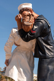 Estátua de marinheiro em encontro romântico no porto onde os navios atracaram